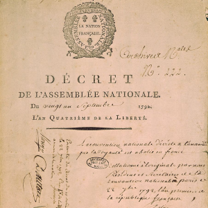 Décret des 21-22 septembre 1792 portant abolition de la Monarchie constitutionnel et datant désormais les documents officiels de l’An I de la République. Le 25 septembre suivant, elle sera une et indivisible. Il faudra attendre le 28 mars 2003 pour que l’on reconnaisse constitutionnellement que son organisation est décentralisée (art. 1er de la Constitution du 4 octobre 1958)