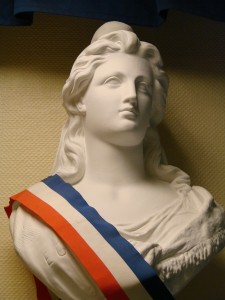 Symbole républicain par excellence, le buste de Marianne trône en l’absence même de texte dans les mairies qui y consentent depuis 1877