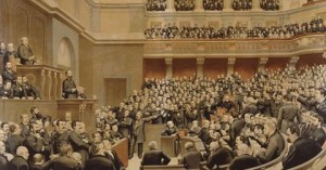 L'Assemblée nationale, d'abord repliée à Bordeaux pour fuir les troubles de la Commune de Paris, siège à Versailles depuis le 20 mars 1871. Ce n'est qu'en 1879 que la chambre regagnera la capitale.