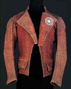 Cocarde cousue sur le revers d’une carmagnole (veste en usage sous la Révolution française)