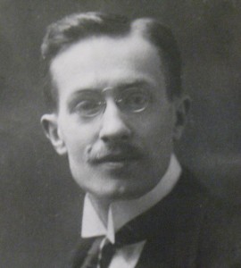 Dans La guerre de Troie n'aura pas lieu (1935) l'écrivain et diplomate Jean Giraudoux (1882-1944) fait dire au personnage d'Hector que : « Le droit est la plus puissante des écoles de l'imagination. Jamais poète n'a interprété la nature aussi librement qu'un juriste la réalité. »
