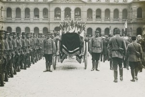 Le char funéraire dans la cour d’honneur des Invalides, 14 juillet 1915