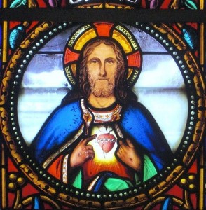 Fresnicourt le Dolmen, église Notre Dame, vitrail du choeur. Le Christ montrant son Sacré Coeur