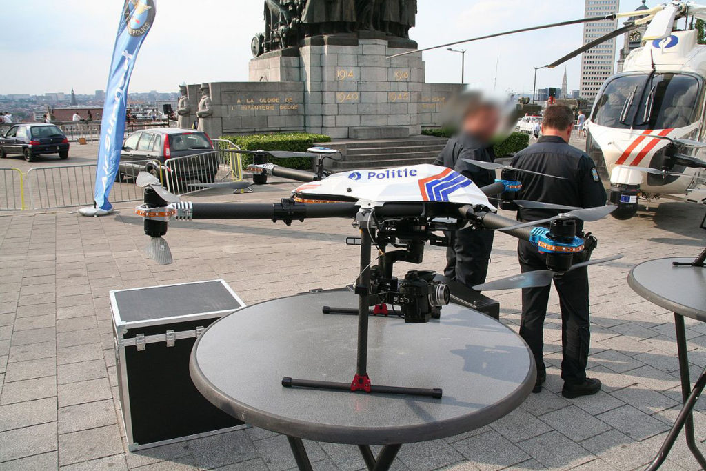Fête nationale belge à Bruxelles le 21 juillet 2016 - Drone de la police belge - Drone of the belgian police. Wikipedia. CC 1.0. Non attribué