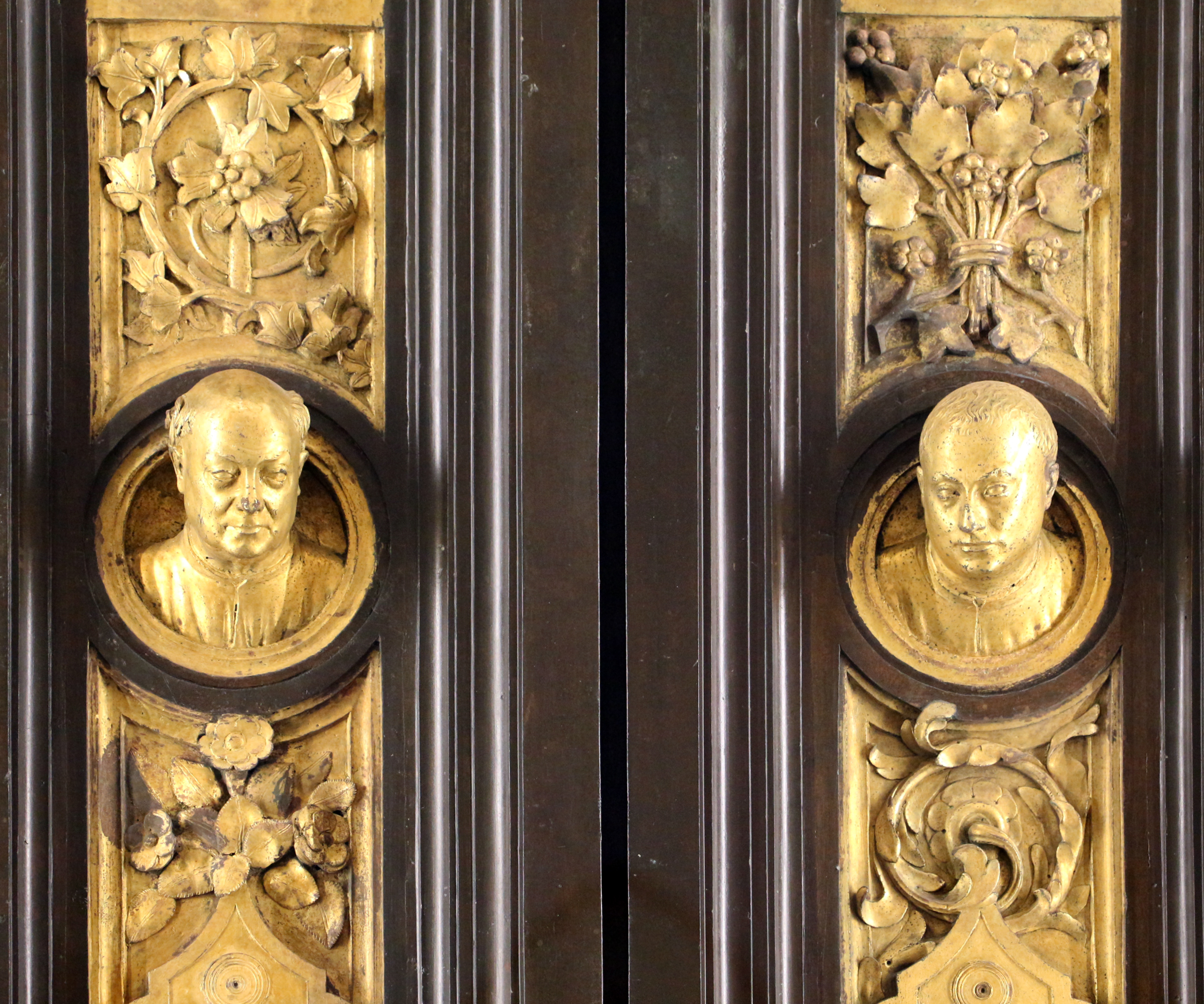 Lorenzo_ghiberti,_porta_del_paradiso,_1425-52,_testine_e_cornici,_22_autoritratti_di_lorenzo_e_vittor_ghiberti